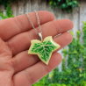 Collier avec pendentif en forme de feuille de lierre panaché jaune et verte