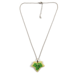 Collier avec pendentif en forme de feuille de lierre panaché jaune et verte
