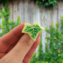 Yellow and green variegated ivy leaf adjustable ring