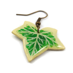 Boucle d'oreille en forme de feuille de lierre panaché jaune et verte (Vendue à l'unité)