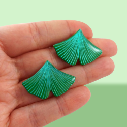 Puces d'oreilles en forme de feuilles de ginkgo vertes aux nervures métallisées
