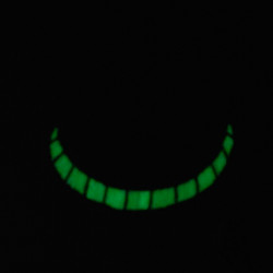 Broderie Chat du Cheshire, avec un sourire phosphorescent