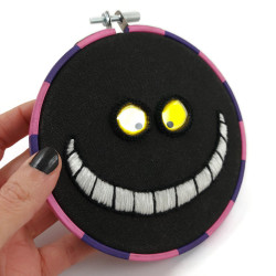 Broderie Chat du Cheshire, avec un sourire phosphorescent