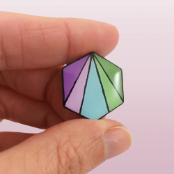 Pin's hexagonal aux couleurs du drapeau Torique