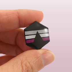 Pin's hexagonal aux couleurs du drapeau Dysphorasexuel