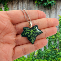 Green ivy leaf necklace