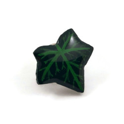 Green ivy leaf pin badge
