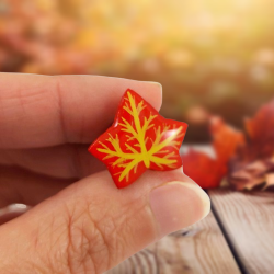 Red ivy leaf pin badge