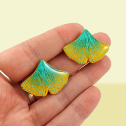 Puces d'oreille feuilles de ginkgo vertes et jaunes