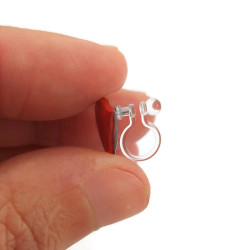 Puces d'oreilles petits triangles rouges Antifascisme